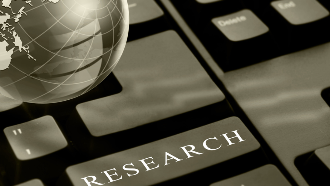 Globo terrestre su tastiera con tasto Research evidenziato — Pillole di OSINT